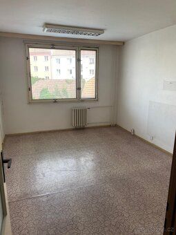 We offer for sale a prefabricated house in the sought-after location of Klíš