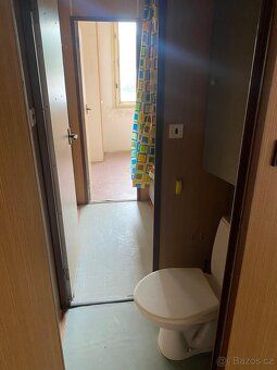 We offer for sale a prefabricated house in the sought-after location of Klíš