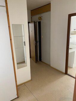 We offer for sale a prefabricated house in the sought-after location of Klíš