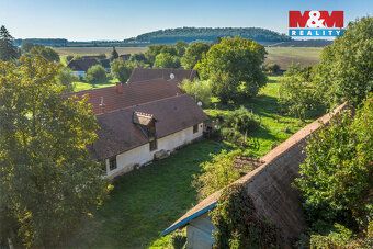 Nabízíme k prodeji samostatně stojící rodinný dům v klidné č