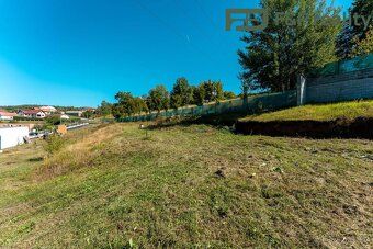 Ponuka na predaj pozemok určený na výstavbu o rozlohe 1852 m² v malebnej obci Krňany.