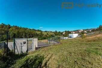 Ponuka na predaj pozemok určený na výstavbu o rozlohe 1852 m² v malebnej obci Krňany.