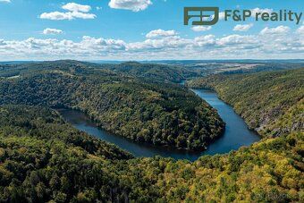 Ponuka na predaj pozemok určený na výstavbu o rozlohe 1852 m² v malebnej obci Krňany.