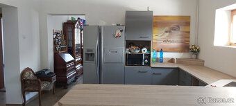 V patře byt 4+KK 180 m2 + terasa 40m2 + balkon 8m2. Dole byt