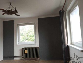 Sale of a two-story family house in a quiet street with a workshop about size 2 x 3 + 1…