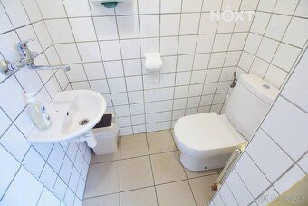 I am offering for long-term rent an interesting commercial space of 