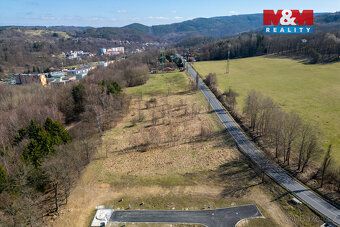 We offer for sale a plot of land measuring 8,068 m² located in the western outskirts of Loket…