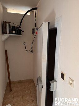 Ref. No. 05981 We offer for sale an entrepreneurial property in the center