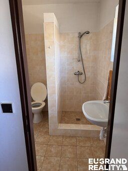 Ref. No. 05981 We offer for sale an entrepreneurial property in the center