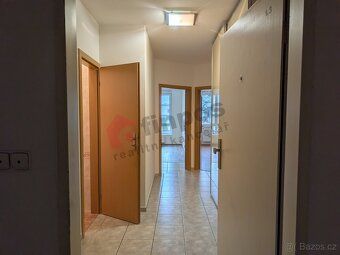 Nabízíme k pronájmu prostorný a světlý byt 2+kk, s užitnou p