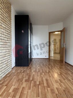 Nabízíme k pronájmu prostorný a světlý byt 2+kk, s užitnou p