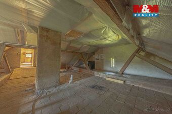 We offer for sale a gamekeeper's lodge in the part of the village of Ostašov that will impress…