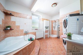 Are you a large family who wants to live together but also commute for work in Austria?