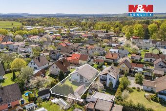 We offer for sale a detached family house in a quiet and sought-after part of the village of Chodová Planá, Slovany St.