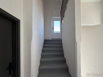 Nabízíme k pronájmu kompletně zrekonstruovaný byt 1+1 v domě