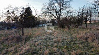 Nabízíme k prodeji pozemek o celkové výměře 1 840 m² v klidn