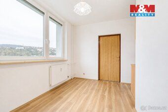 Nabízíme k pronájmu prostorný světlý byt o dispozici 3+1 a c