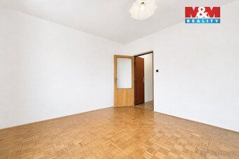 Nabízíme k pronájmu prostorný světlý byt o dispozici 3+1 a c
