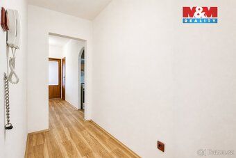 Nabízíme k pronájmu prostorný světlý byt o dispozici 3+1 a c