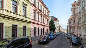Nabízíme k pronájmu zrekonstruovaný, světlý a velkoryse řeše