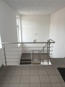 We offer for rent non-residential space (loft type) suitable for office, shop, services or warehouse.