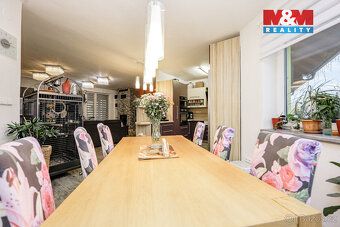 Nabízíme prostorný, velmi útulný rodinný dům na pozemku s ro