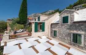 We offer for sale a spacious family residence in a peaceful area with beautiful panoramic sea views.