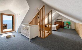We offer for sale a spacious family residence in a peaceful area with beautiful panoramic sea views.