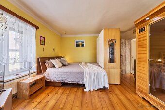 SALE OF LARGE HOUSE WITH NON-RESIDENTIAL SPACES AND APARTMENT WITH TERRACE