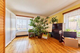 SALE OF LARGE HOUSE WITH NON-RESIDENTIAL SPACES AND APARTMENT WITH TERRACE