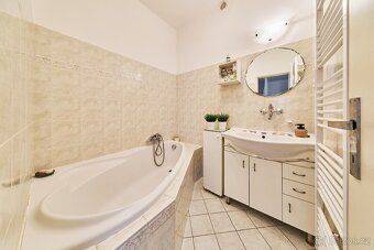SALE OF LARGE HOUSE WITH NON-RESIDENTIAL SPACES AND APARTMENT WITH TERRACE