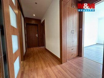 We offer for sale an apartment of size 83 sqm with loggia.