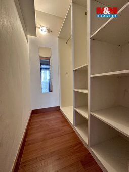 We offer for sale an apartment of size 83 sqm with loggia.