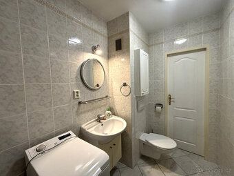 Nabízíme k pronájmu prostorný a světlý byt 4+1 o velikosti 7