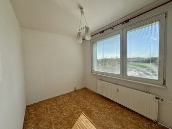 Nabízíme k pronájmu prostorný a světlý byt 4+1 o velikosti 7