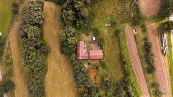 Ref. No. 00377 For sale is a farmhouse in the village of Arneštovice near 