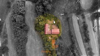 Ref. No. 00377 For sale is a farmhouse in the village of Arneštovice near 