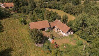 Ref. No. 00377 For sale is a farmhouse in the village of Arneštovice near 
