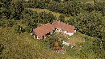 Ref. No. 00377 For sale is a farmhouse in the village of Arneštovice near 