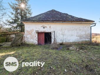 We offer for sale an end terraced cottage in an exceptionally quiet location near the Vranov…