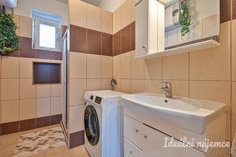 K dlouhodobému podnájmu nabízíme byt o dispozici 2+1 v klidn