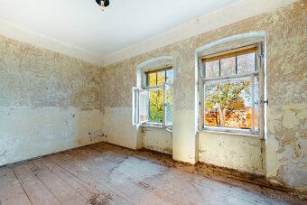 We offer for sale a former knight's manor house whose origins date back to the mid-13th century.