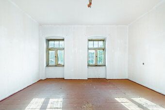 We offer for sale a former knight's manor house whose origins date back to the mid-13th century.