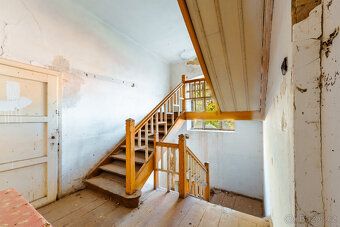 We offer for sale a former knight's manor house whose origins date back to the mid-13th century.