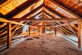 We offer for sale a former knight's manor house whose origins date back to the mid-13th century.