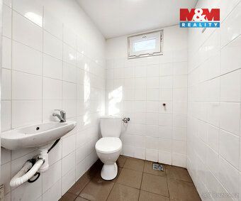 Nabízíme k pronájmu komerční prostor vhodný pro obchod a slu