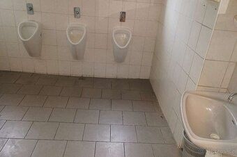 Wynajmę pomieszczenia niemieszkalne w przyziemiu budynku przy głównej drodze, wyposażone…