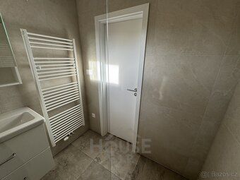 Ev.č. 01607 Nabízíme k pronájmu prostorný a kompletně zrekon