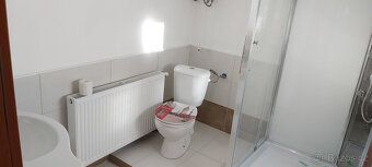 V patře byt 4+KK 180m2 + terasa 40m1 + balkon 8m2.Dole byt 3