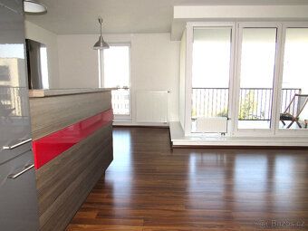 Nabízíme Vám ke koupi moderní byt 2+kk s prostornou lodžií, 